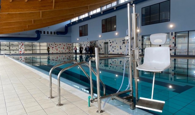 La corporación de El Campello visita la piscina, cuya licitación se prevé 
