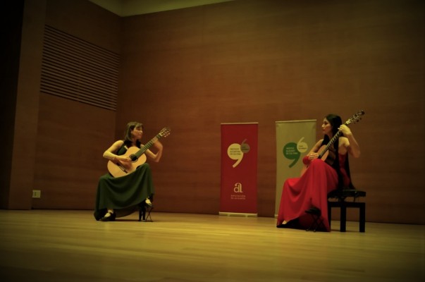 El Gil-Albert difunde la herencia cultural de la guitarra en Alicante con la revista 'Canelobre'