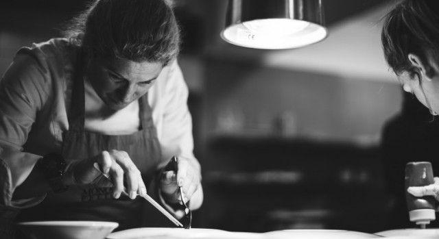 La mujer, en la cocina