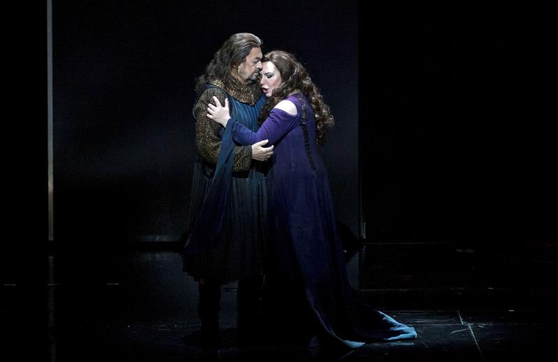 Ekaterina Semenchuk y Plácido Domingo en el escenario (Foto: EFE) - 