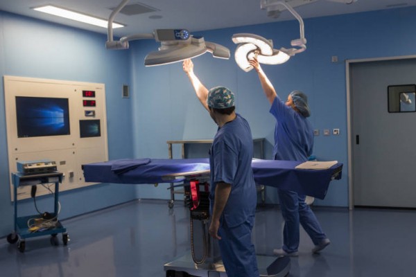 Sanidad regula la movilización de la privada ante la posible saturación de centros públicos por covid