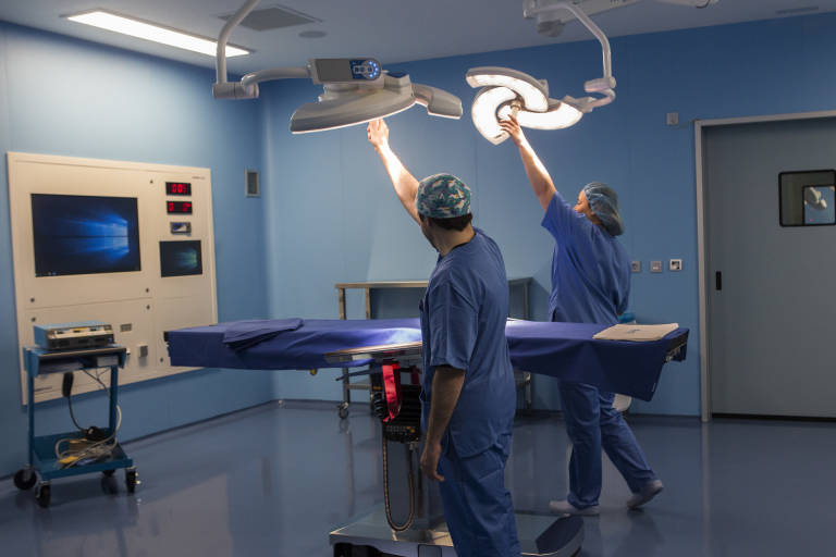 Sanidad regula la movilización de la privada ante la posible saturación de centros públicos por covid