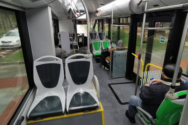 'Se ruega silencio': Movilidad recomienda no hablar en el transporte público para evitar contagios