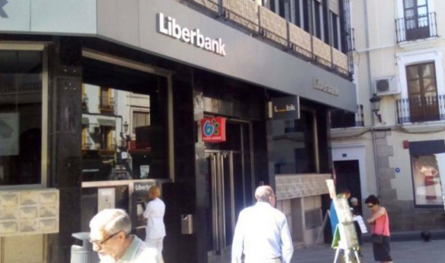 Bain&Company cifra en más de un centenar el cierre de oficinas de Unicaja y Liberbank