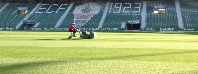 El Elche aprovecha el parón para mejorar el césped del Martínez Valero