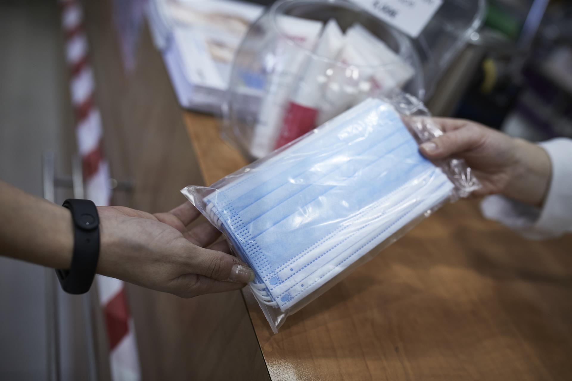 El Gobierno acuerda bajar el precio máximo de las mascarillas quirúrgicas de 0,96 a 0,72 euros