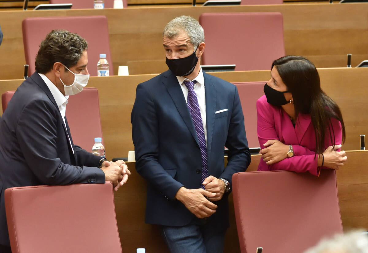 Toni Cantó habla con Ruth Merino y Emigdio Tormo. Foto: CORTS/I. CABALLER - 