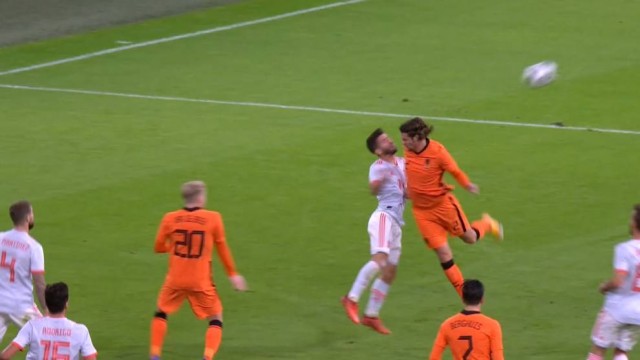 Gayà, KO: tremendo golpe con Hateboer en el Holanda - España 
