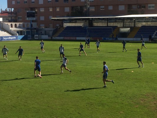González le resta importancia a que Solbes y Jona no puedan jugar el derbi contra el Hércules

