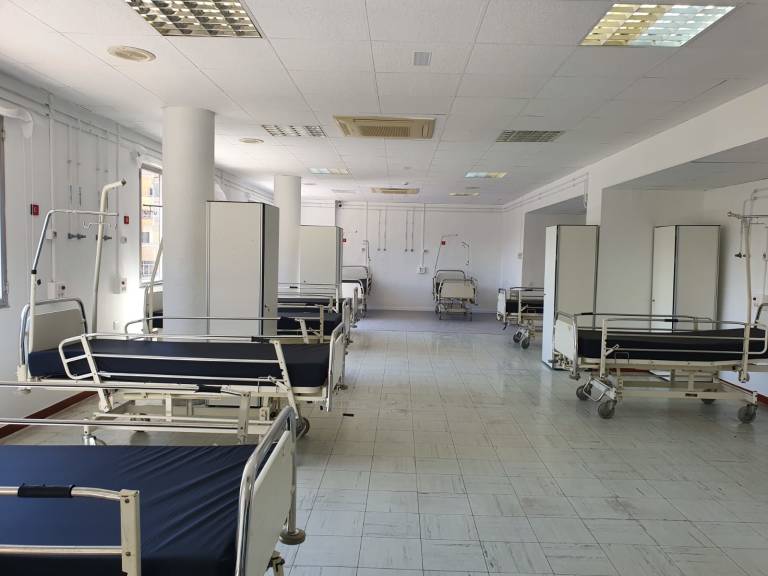 Camas instaladas en las dependencias de la antigua Fe. Foto:VP - 