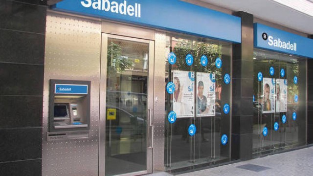 Banco Sabadell acepta prejubilar desde los 56 años para cubrir la salida de 1.800 empleados