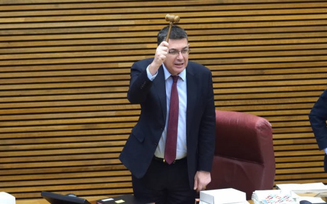 Morera hace de letrado y rechaza la petición del PP sobre la legalidad de las cuentas de Oltra