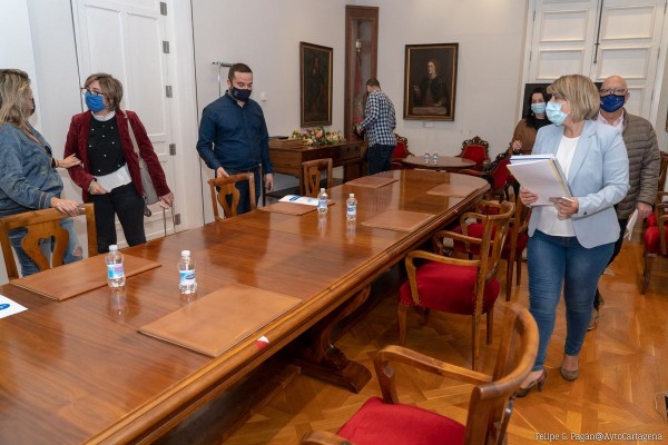 El Ayuntamiento de Cartagena se compromete a pagar el recibo del agua y basura a los hosteleros