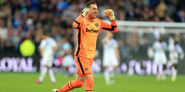 El West Ham renueva a Adrián y deja la puerta abierta a la salida de Arbeloa