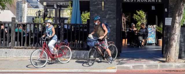 Los pequeños comercios y hosteleros de La Manga hacen piña contra las restricciones