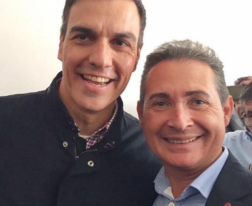 El candidato Pedro Sánchez junto al alcalde de Xirivella, Michel Montaner - 