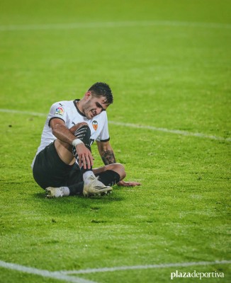 Maxi Gómez no viaja para jugar con Uruguay por una lesión en su rodilla derecha
