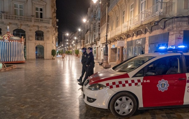 Hasta 40 personas se saltan el toque de queda en Cartagena y 95 no se han enterado aún que hay que llevar mascarilla
