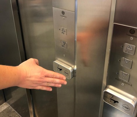 Los ascensores de San Vicente implantan sensores de movimiento y desinfección por luz ultravioleta