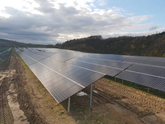La empresa Amber Solar construye en el Llano una planta solar con energía que equivale al consumo de dos mil hogares