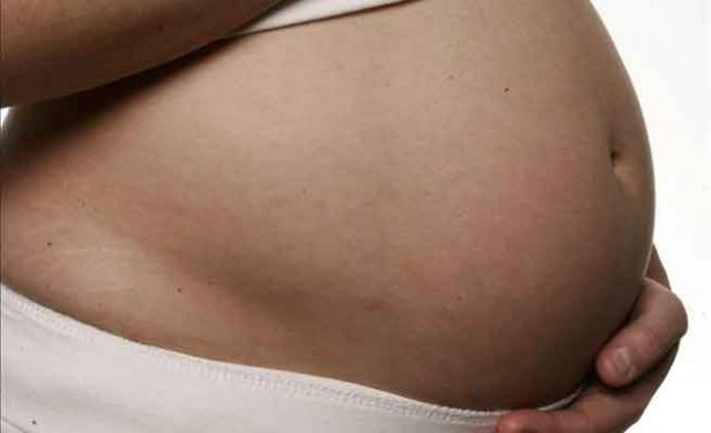 El Comité de Bioética propone prohibir la gestación subrogada a nivel internacional 