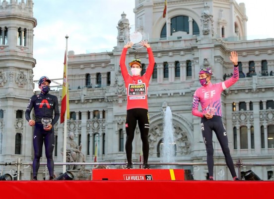 Roglic celebra en Cibeles su doblete en la Vuelta
