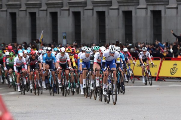 Ackermann logra la victoria en un final de photofinish con Bennett en Madrid