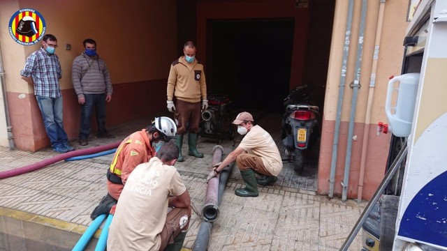 Los bomberos continúan las tareas de achique en la Ribera y constituyen un puesto de mando
