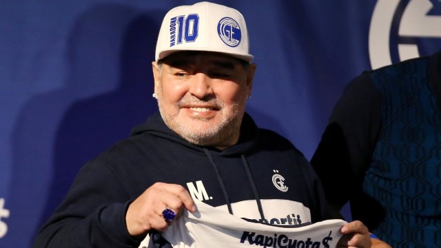 El abogado de Maradona dice que el exfutbolista continúa sedado