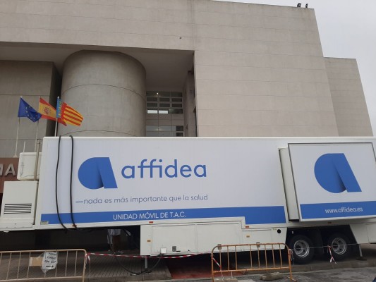El Hospital de Vinaròs instala un TAC portátil durante el montaje del nuevo equipo