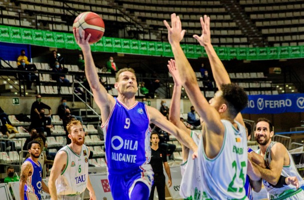 El TAU Castelló sufre un duro correctivo ante el HLA Alicante y pierde el liderato de su grupo (62-85)  