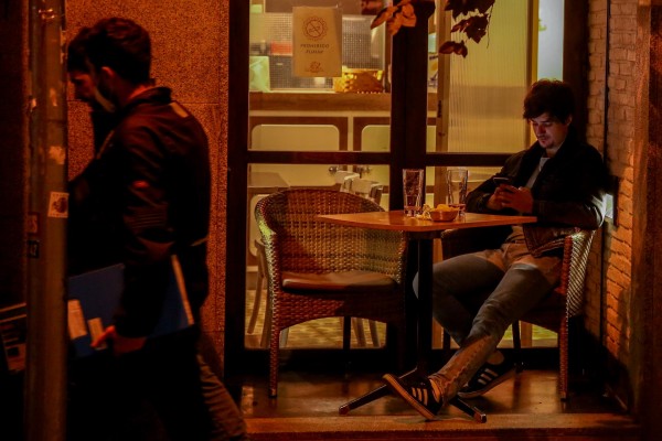 Sanidad notifica 22.516 nuevos casos de covid-19 en España, un descenso frente al viernes pasado