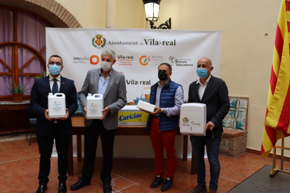 El alcalde José Benlloch y el edil Francisco Valverde, a ambos lados de la imagen, junto a Juan Costa y Sergio Aguilella (en el centro), gerentes de Laboratorio Costa y de Comercial Tissuan (Caricias), respectivamente.  - 