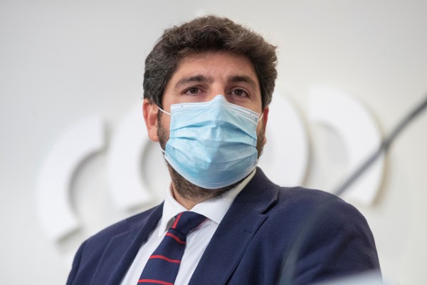 De héroe a villano: el cierre de la hostelería agrieta la imagen de Miras al frente de la pandemia
