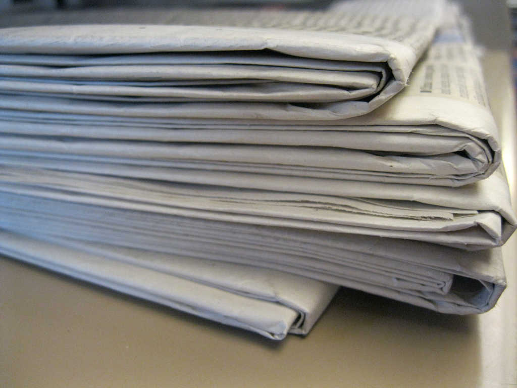 Varios periódicos de papel amontonados.