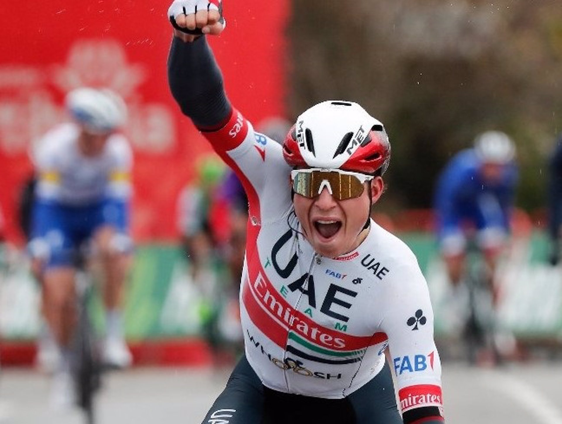 El belga Jasper Philipsen gana la jornada maratón, Roglic sigue líder
