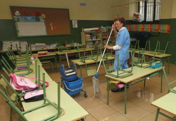 Trabajo constata una cesión ilegal de empleados para la limpieza de los centros educativos valencianos