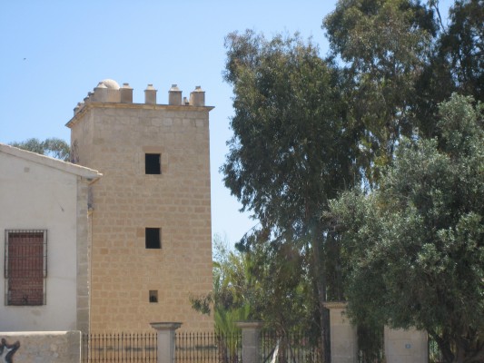 Alicante pasa revista a las Torres de la Huerta y requiere su mantenimiento a dos propietarios 