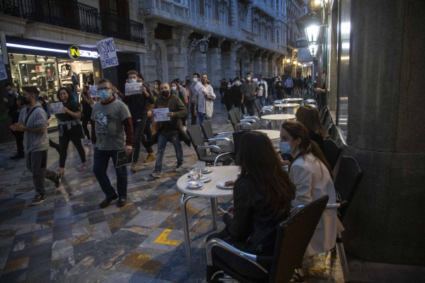 Unos 300 hosteleros se manifiestan ante la Asamblea al grito de 