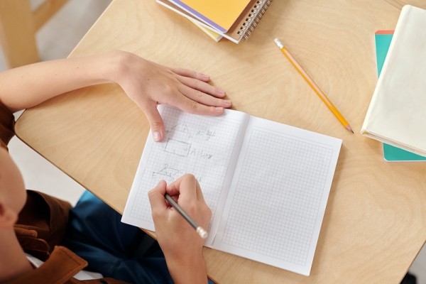 El goteo de positivos en los colegios de la Región sigue: 21 nuevos casos 