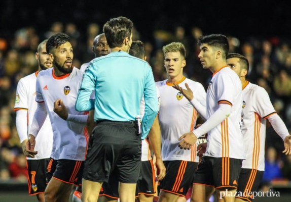 Cinco valencianistas empezarán sancionados la Liga si ven la tarjeta