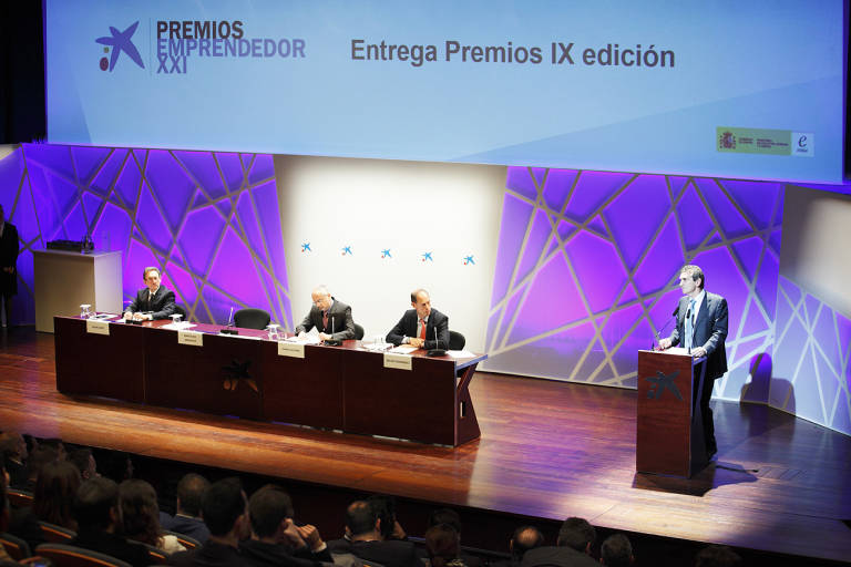 CaixaBank y Enisa lanzan una nueva edición de los Premios EmprendedorXXI 