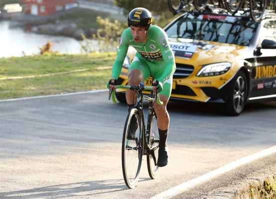 Roglic gana la crono de Ézaro y recupera el jersey rojo

