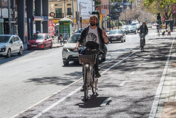 El tráfico de coches en València en septiembre y octubre baja más que el de bicicletas