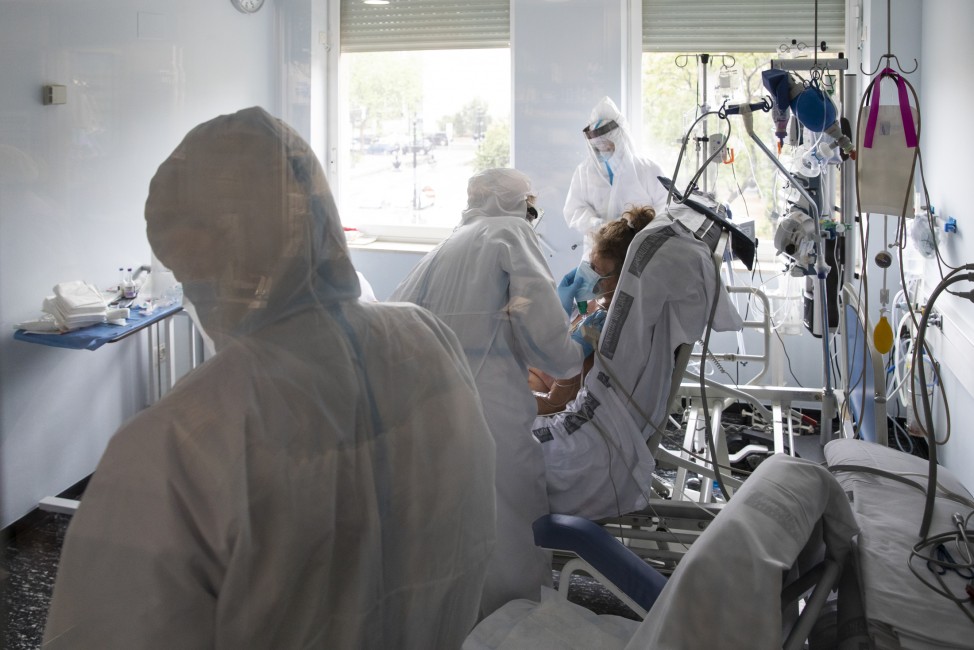 UCI del Hospital Clínico de València con una paciente enferma de covid. Foto: EVA MÁÑEZ - 