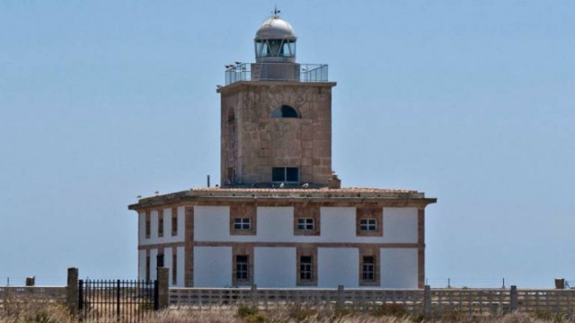 Alicante pone el foco en Tabarca: pretende optar ahora a la gestión del faro y la Torre de San José  
