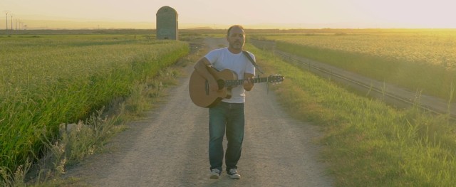 Juanjo Pérez lanza su nuevo videoclip 'Perdiendo el miedo' rodado en la Albufera