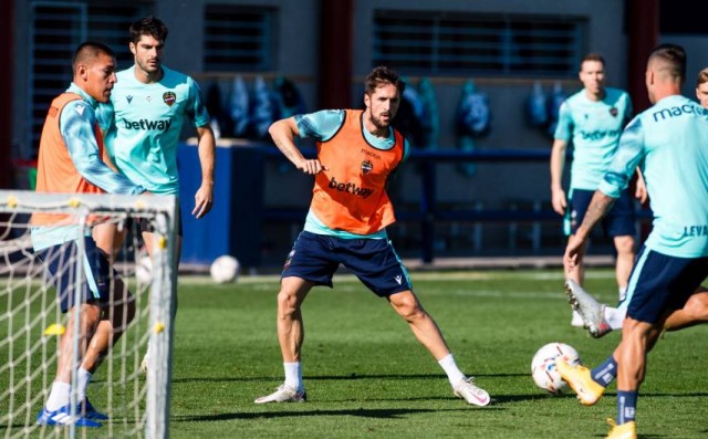 La plantilla del Levante probará este sábado el nuevo césped de su estadio