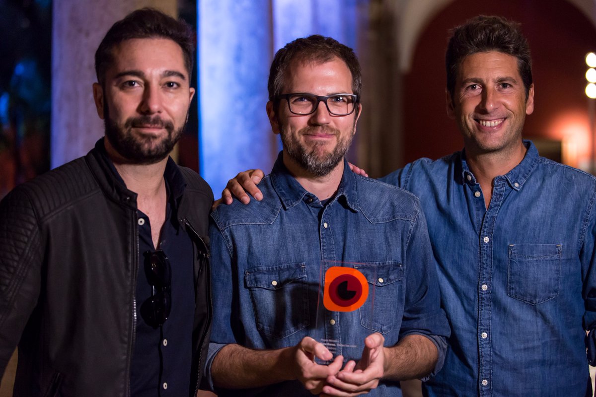 Los miembros de SUICAFilms con su premio - 