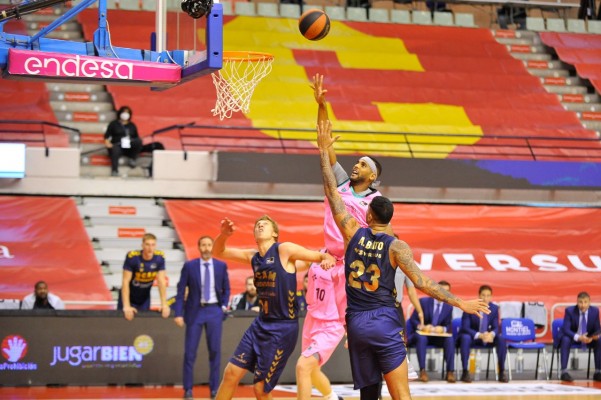 El tapón de Lima a Davies en el UCAM-Barça, mejor jugada en la Liga Endesa